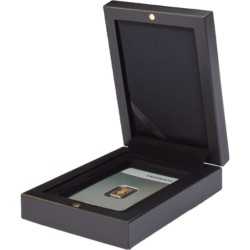 Czarne etui drewnopodobne do sztabki w blistrze – eleganckie wykończenie z satynowym wnętrzem – GoldInvest24 Czarne etui drewnopodobne do sztabki w blistrze – eleganckie wykończenie z satynowym wnętrzem – GoldInvest24